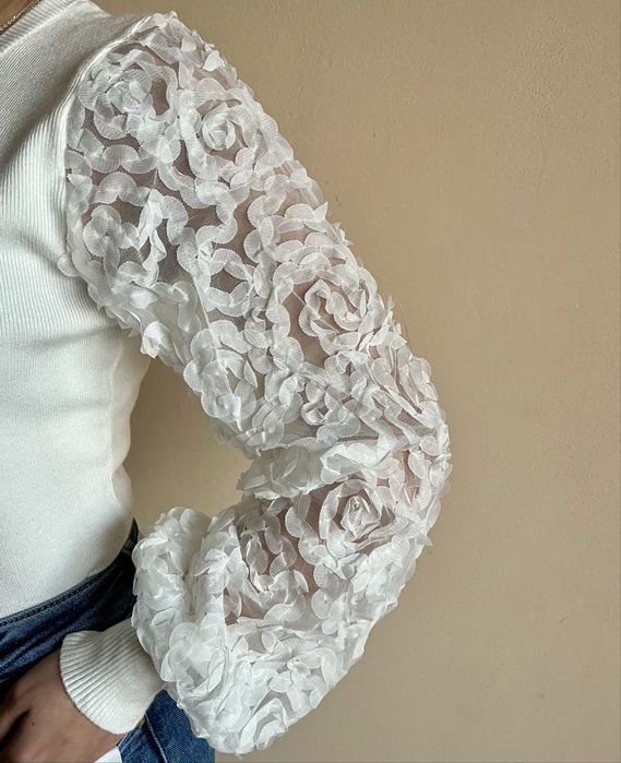 Дамска блуза с нежен буфон ръкав