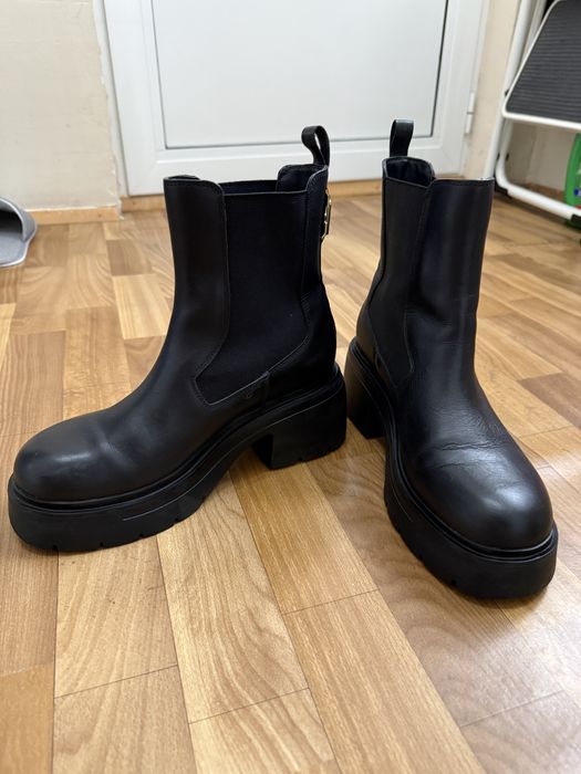 Чисто нови боти от едтествена кожа на марката Liu Jo