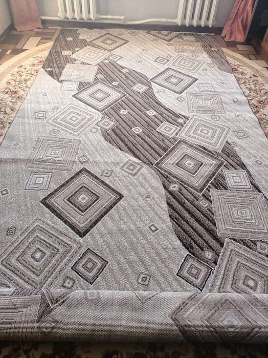 В продаже ковёр  2 х 5