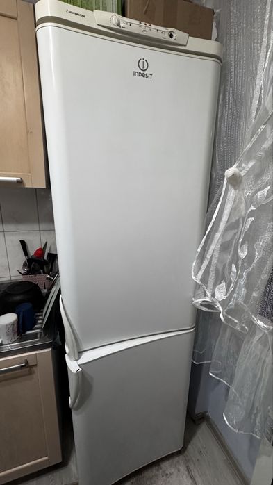 Рабочий холодильник на запчасти