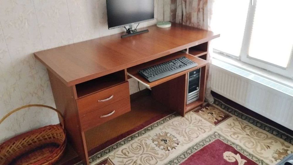 Продается компьютерный-письменный стол, в отличном состоянии.