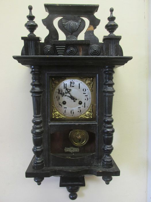 Старинен стенен часовник