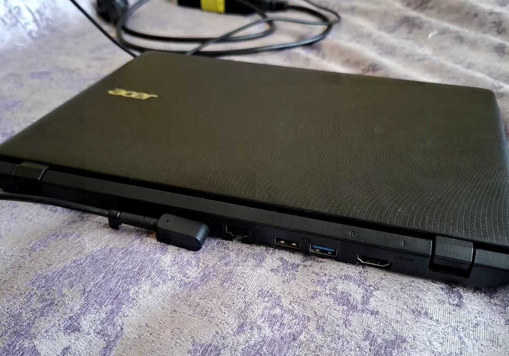 Лаптоп Acer Aspire ES1-131 + оригинално зарядно и чанта