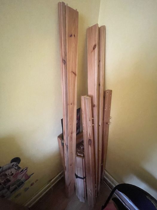 Vand pat supraetajat din lemn.