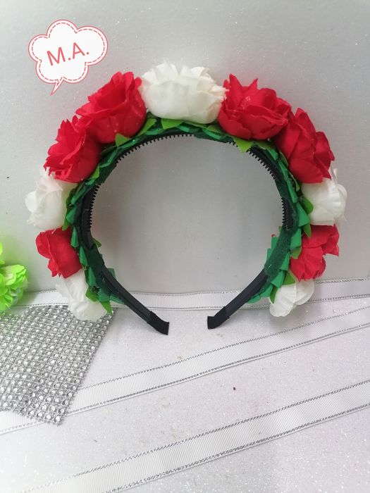 Красиви аксесоари за коса с бяла и червена рози!