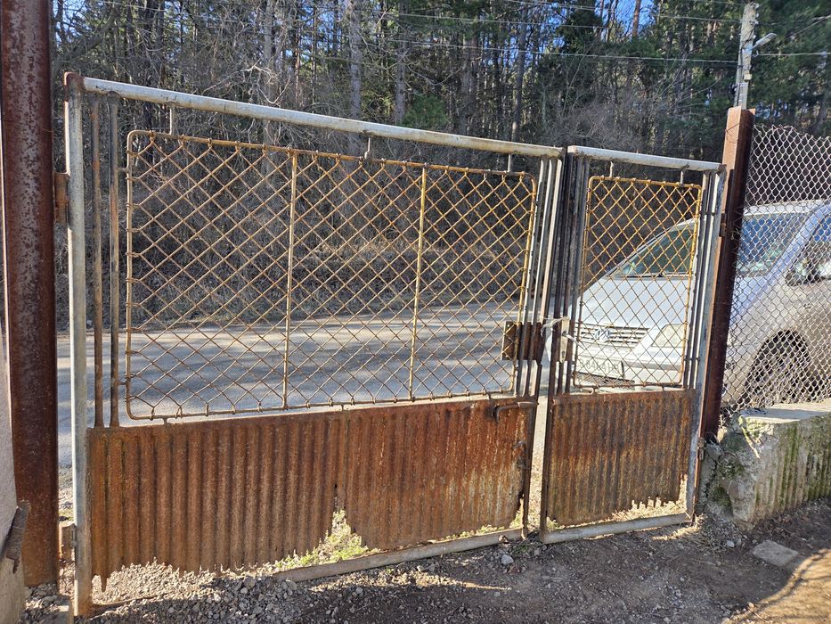 Стара врата с порта