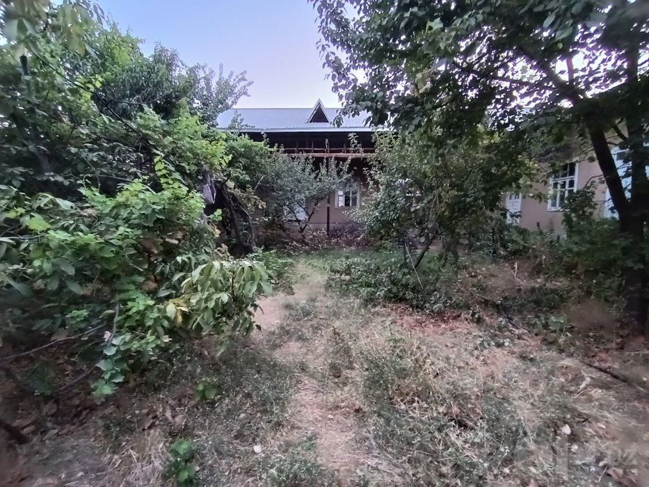 Uchastka sotiladi. 5 sotix. 7 xonali uy