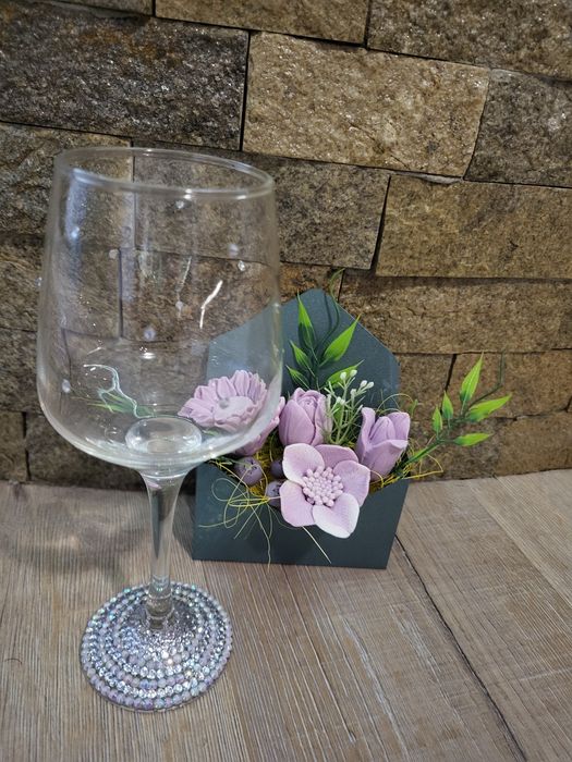 Чаша за вино с камъни и буква