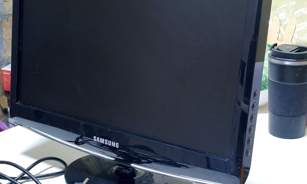 Монитор ЖК Samsung на компьютер, видеонаблюдение