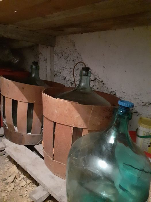 Vând damigene de 50L si 25L