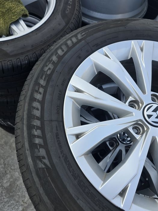 4 Броя 215/65/17 Bridgestone 2x5,5mm 2x4,8mm