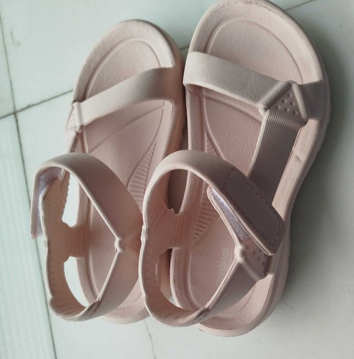 Детски розови сандали от нетекстилна материя