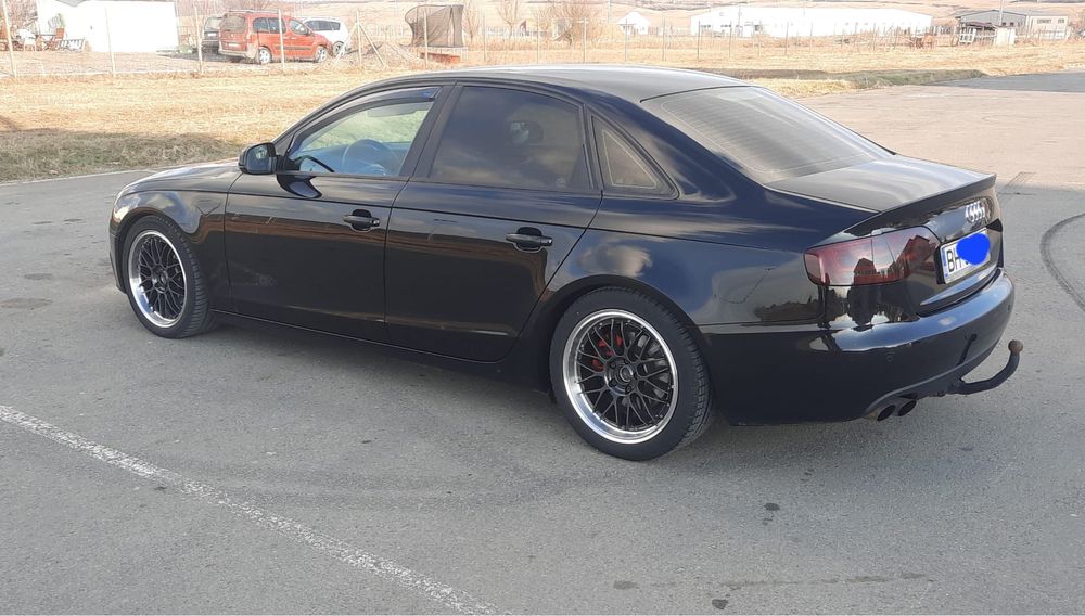 Vand Audi A4 B8 din anul 2011 cu motor de 2.0 diesel
