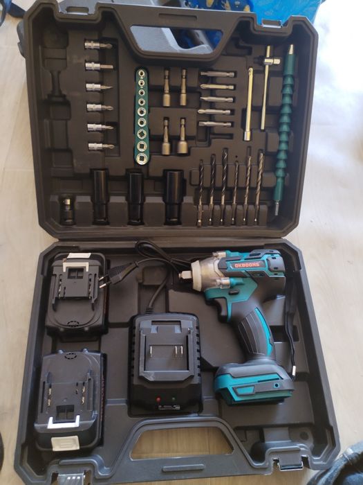 Bormașină cu două acumulatoare