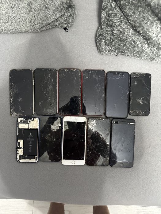 Vand telefoane iphone  pentru piese