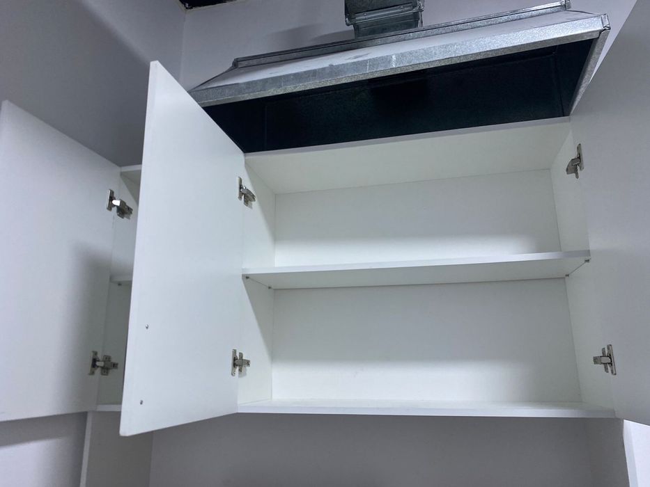 Кухонный шкаф и стол