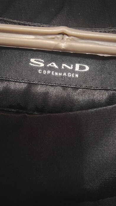 Черна плисирана рокля