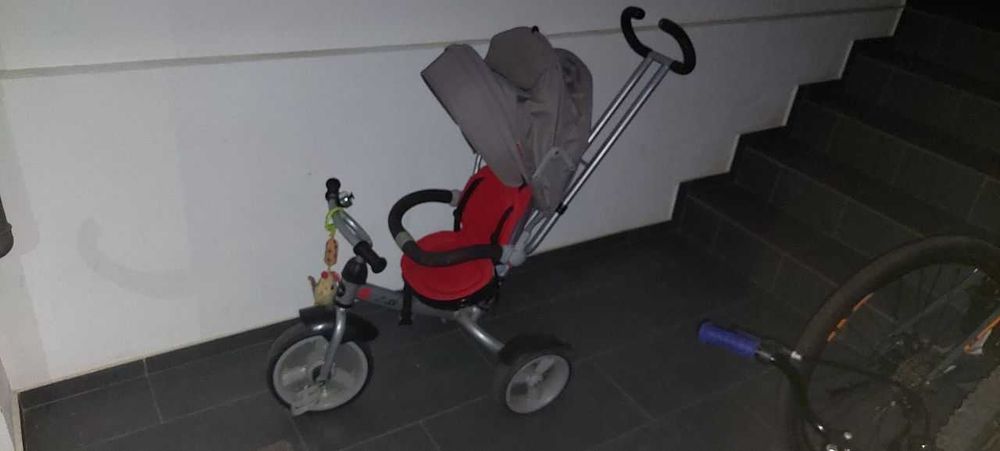 Tricicleta /  / bicicleta / bob / casuta