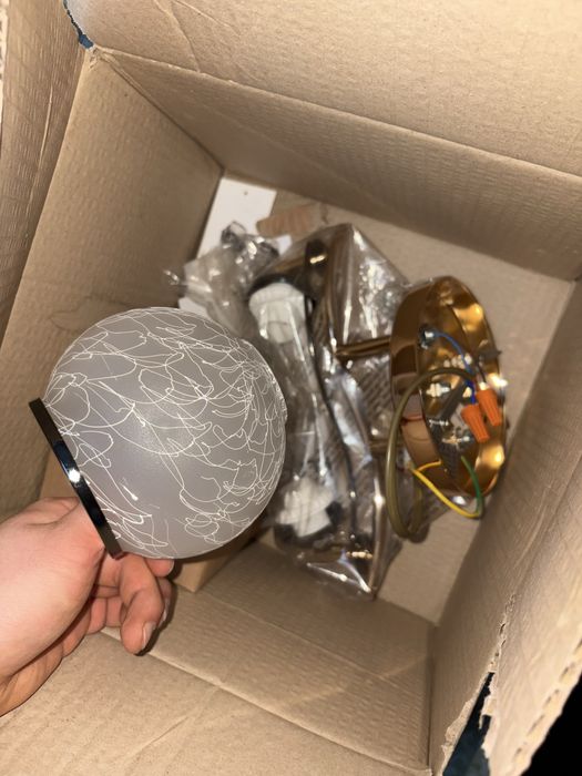 Vand 7 lustre duble si 5 lustre simple plafoniere corp iluminat iasi centru tg cucu 35 lei cele duble si 30 lei cele simple noi !