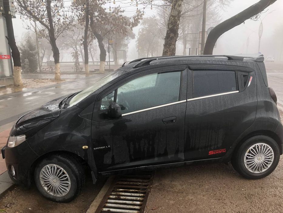 Spark yili 2012 rangi qora