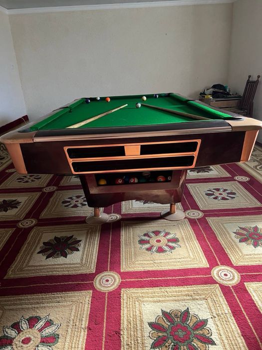 Pool bilyard sotiladi kiy va sharlari bilan! Srochni sotiladi