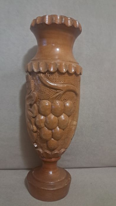 Farfurie si vaza din lemn sculptata cu vita de vie si struguri