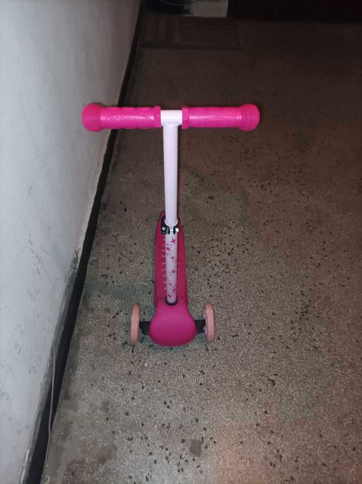 Детска тротинетка със светещи колела