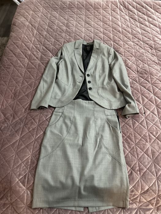 Costum dama gri fusta si sacou