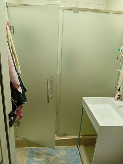 Стеклянная дверь и перегородка в душевую