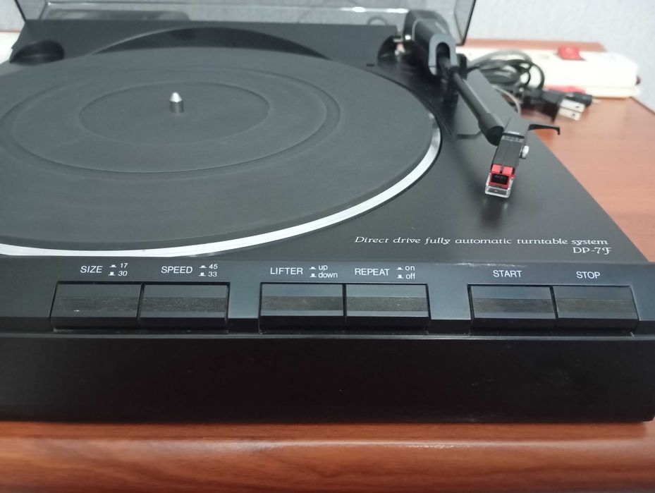 DENON винтажный проигрыватель виниловых дисков.