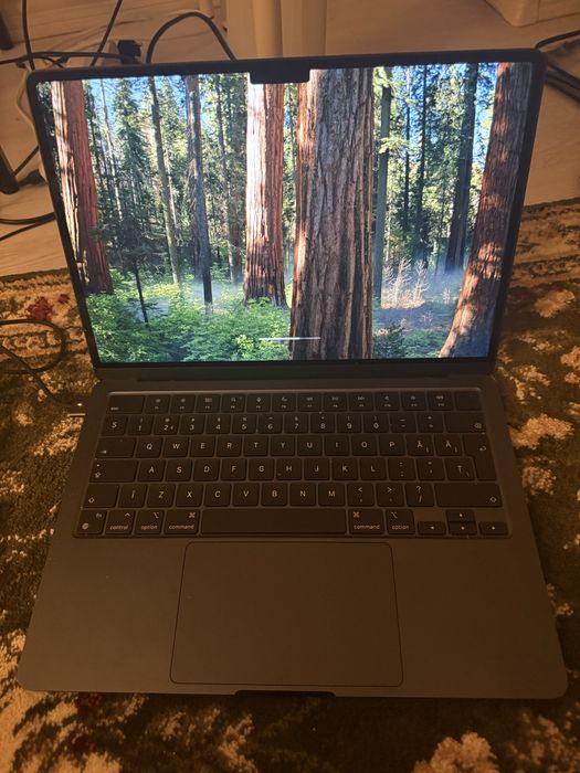 VANDUT. MacBook Air M2 - memorie 16GB - 13”
