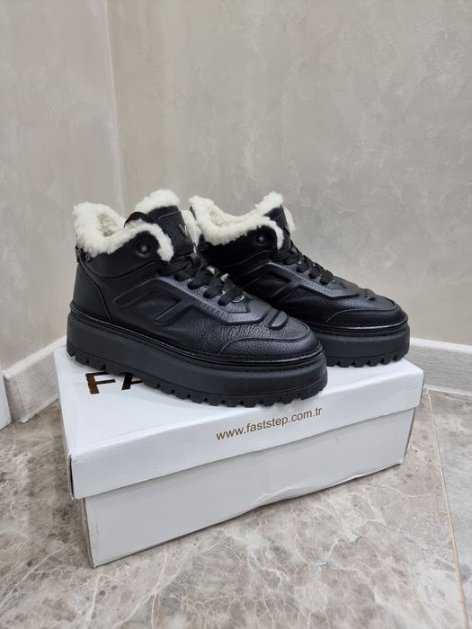 Продам женские кроссовки