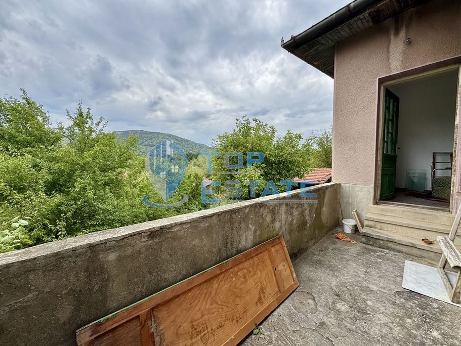 Голяма двуетажна тухлена къща в село Янтра, област Габрово