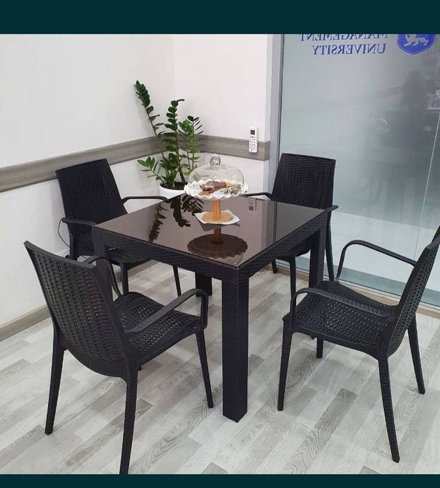 Пластиковые столы и стулья plastmassa