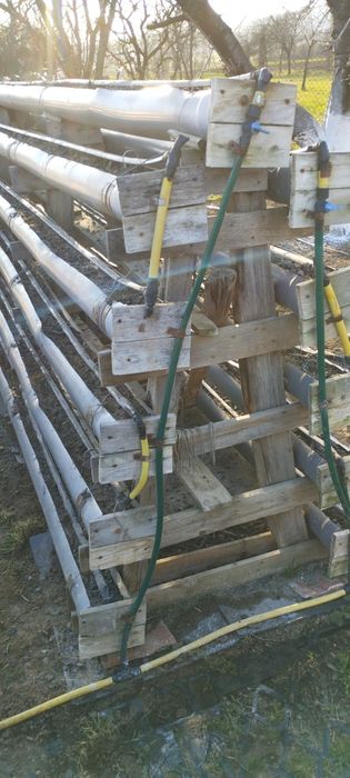 Suport cu țevi de plastic