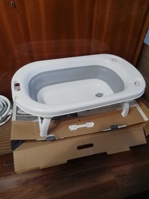 Продавам бебешко корито за къпане комплект и столче за хранене.