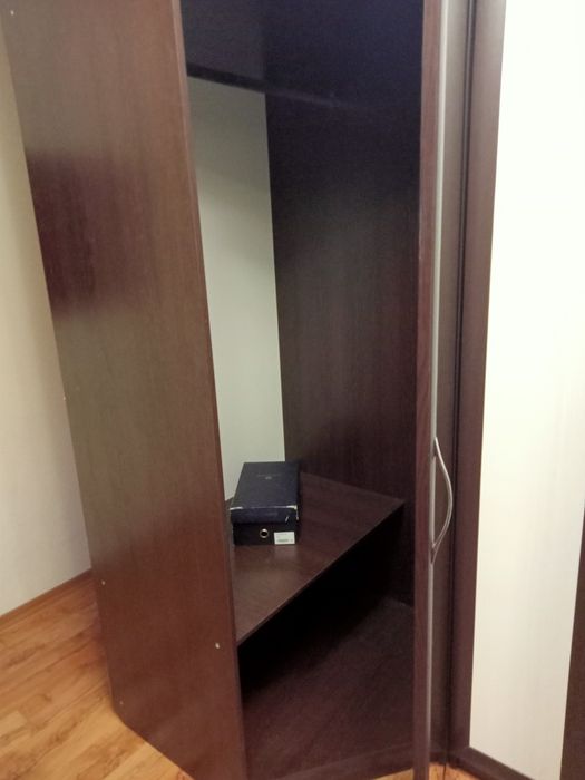 Шкаф угловой продам.