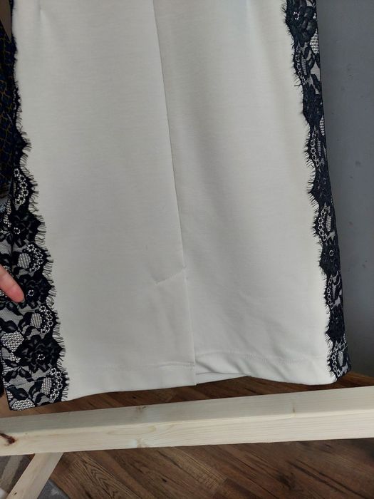 Бежава рокля с дантела