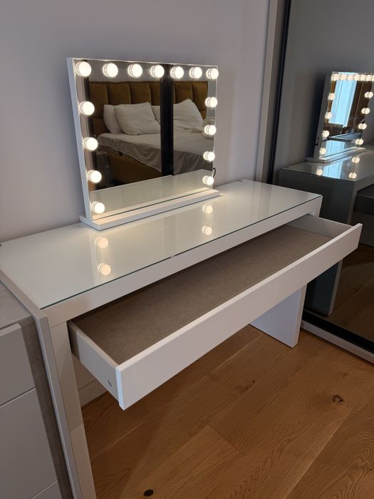Masă de make-up cu oglindă iluminată