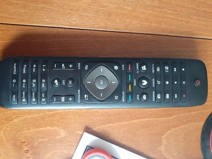 продавам смарт дистанционо за телевизор филипс амбилайт с клавиатура