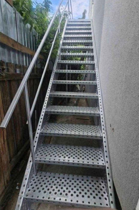 Gretara zincata  și trepte pentru scări zincate  2,00metri pe 1