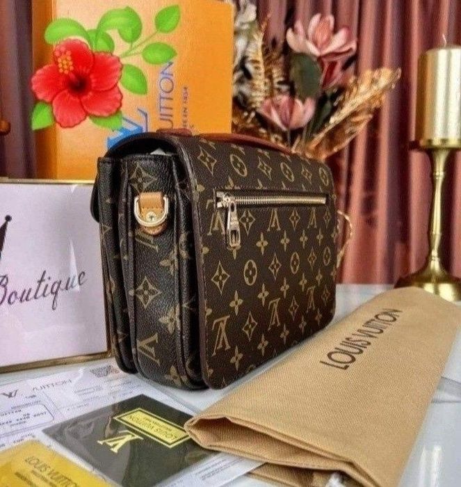 Set 3 articole Louis Vuitton( geanta Pochette Metis+curea+portofel),saculet, etichetă