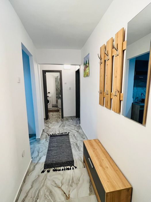 Vand apartament renovat si mobilat.