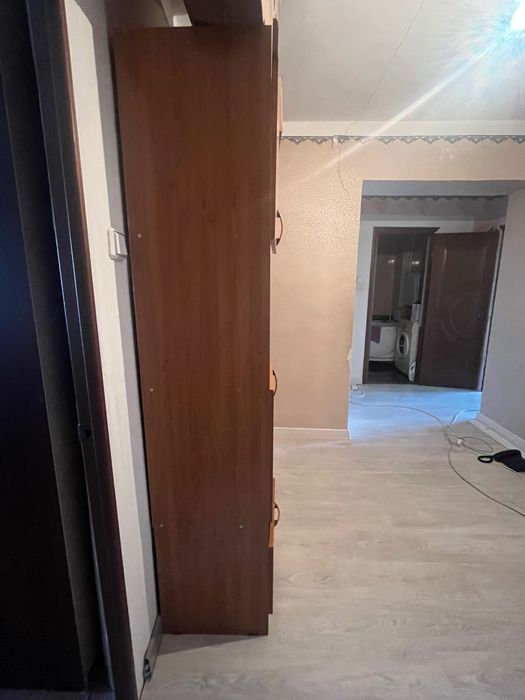 Шкаф коричневый для прихожей