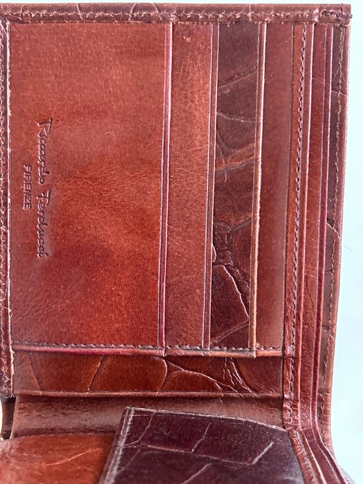 Елегантен кожен ги портфейл неразличим от нов