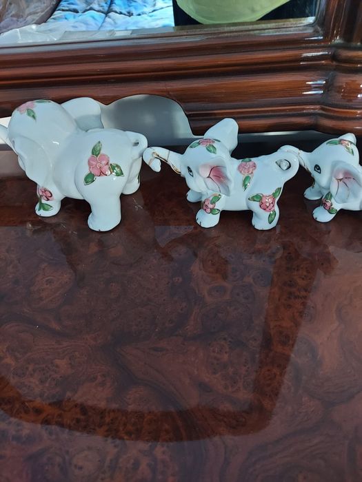 Фарфоровый сувенир Три слоненка.