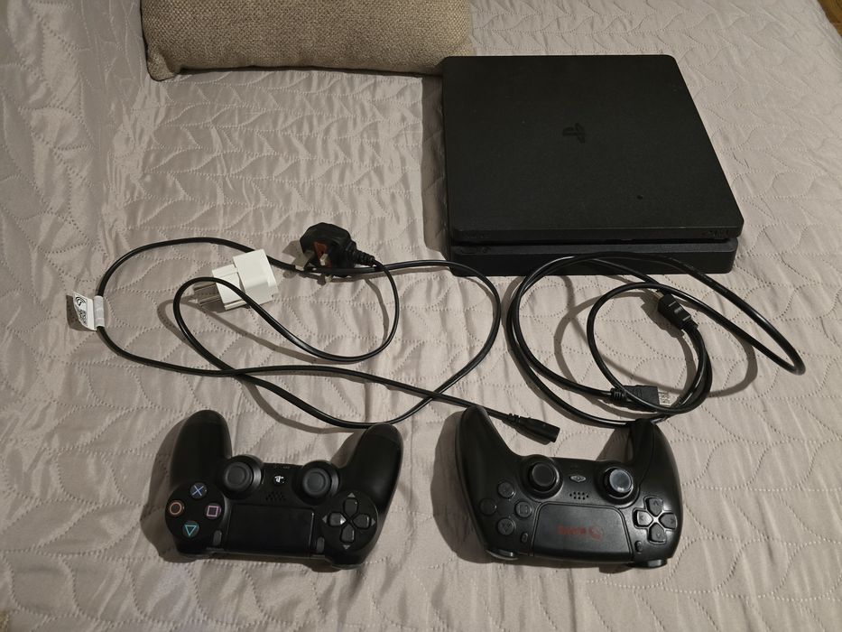 Consolă PS 4 slim