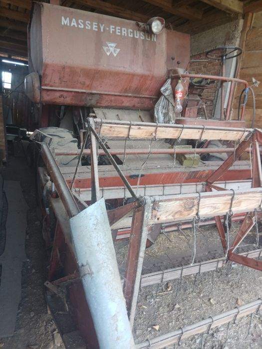 Vînd combină massey ferguson!