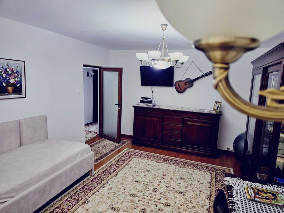 Vând apartament 3 camere, etaj 1, cu loc de parcare