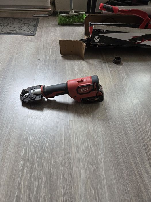 Milwaukee  M18HCCT Машина за кримпване на кабел